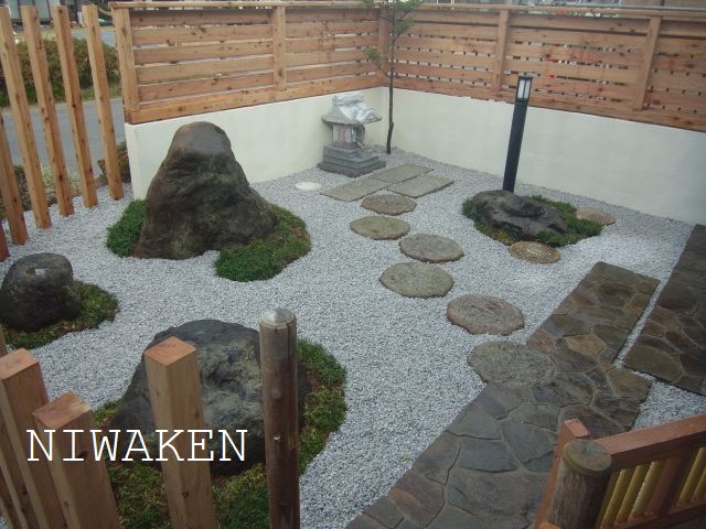 静けさの中に美しさが宿る和風庭園