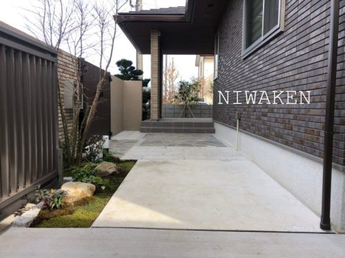 シンプルかつ贅沢な天然石貼りアプローチ