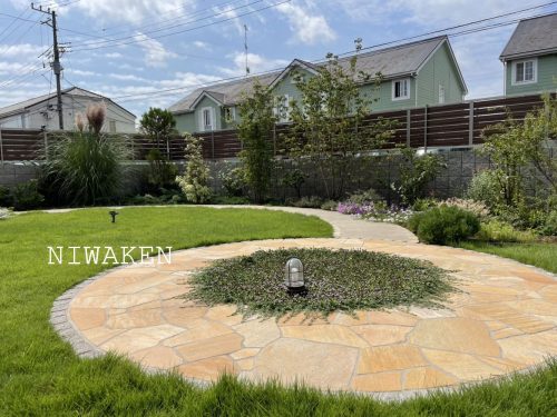 庭を彩るサークルテラス