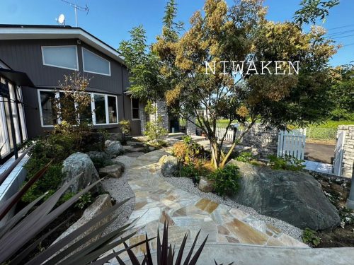 重厚感のある大きな石と四季を感じる植栽