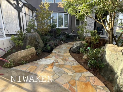 天然石を贅沢に使った曲線アプローチ