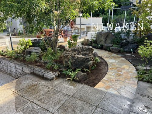 ガーデンキッチンへ導く天然石アプローチ