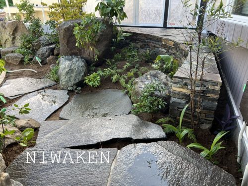 重厚な景石によるダイナミックな立体感