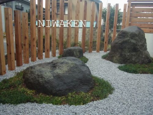 どっしりと佇む庭石