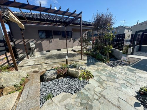 天然石を贅沢に敷き詰めた重厚感あふれるデザイン